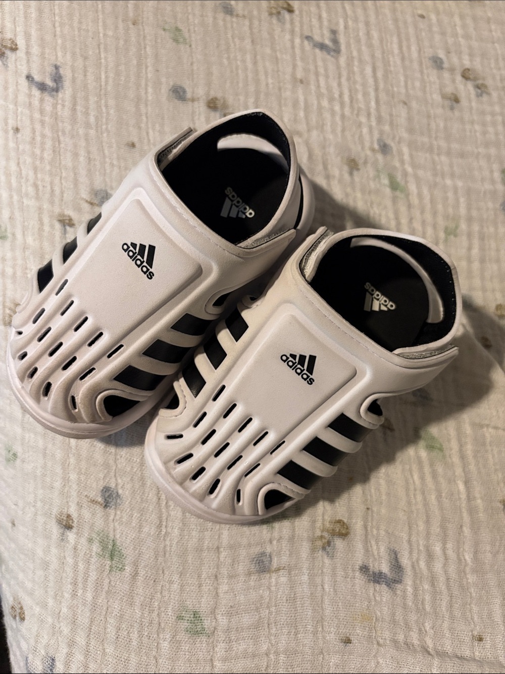 adidas Kids White and Black Vent Slide Sandals/Water shoes